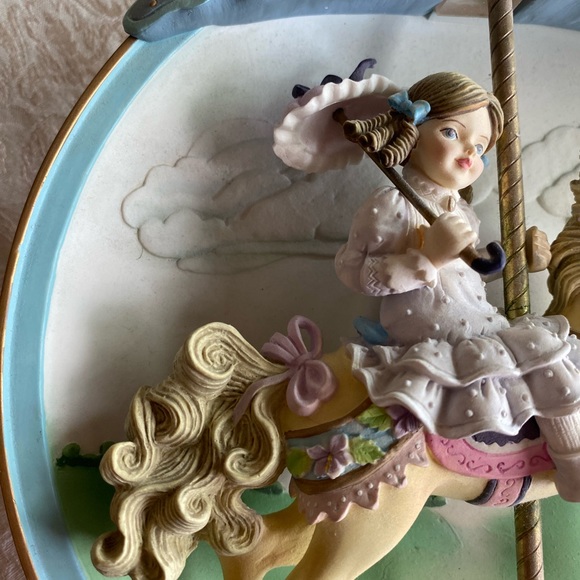 5th PLATE VINTAGE 1994 ‘FLIGHT OF FANCY’ of the CAROUSEL DAYDREAMS COLLECTION - Picture 5 of 9